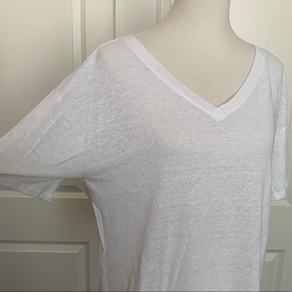 GAP Basics Linen Blend V-Neck - Picture 2 of 5